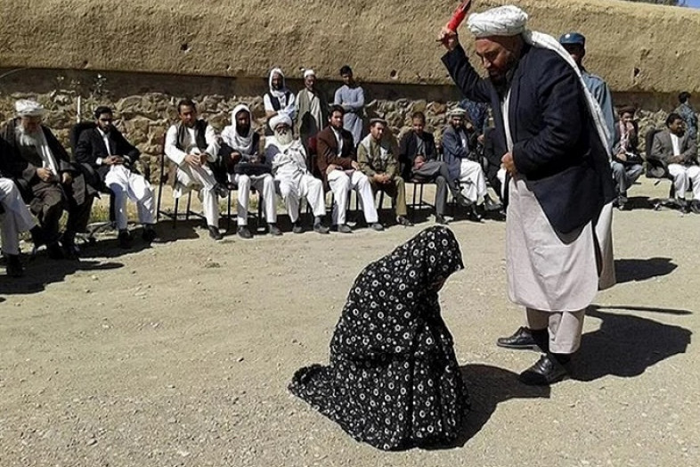 আফগানিস্তানে নারীসহ ১২ জনকে বেত্রাঘাত
